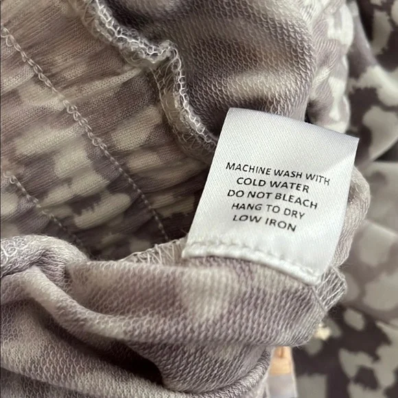 OLIVACEOUS Wide Leg Gray & White Leopard Print Flowy Pants size small - Picture 11 of 11